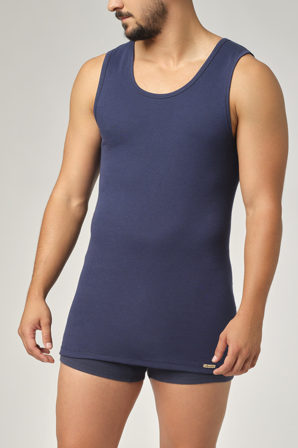 Nachhaltige Unterhemden Herren - Bio Baumwolle entdecken Herren Unterhemden aus Bio Baumwolle - ein blaues Herrenunterhemd von Comazo von einem Mann getragen