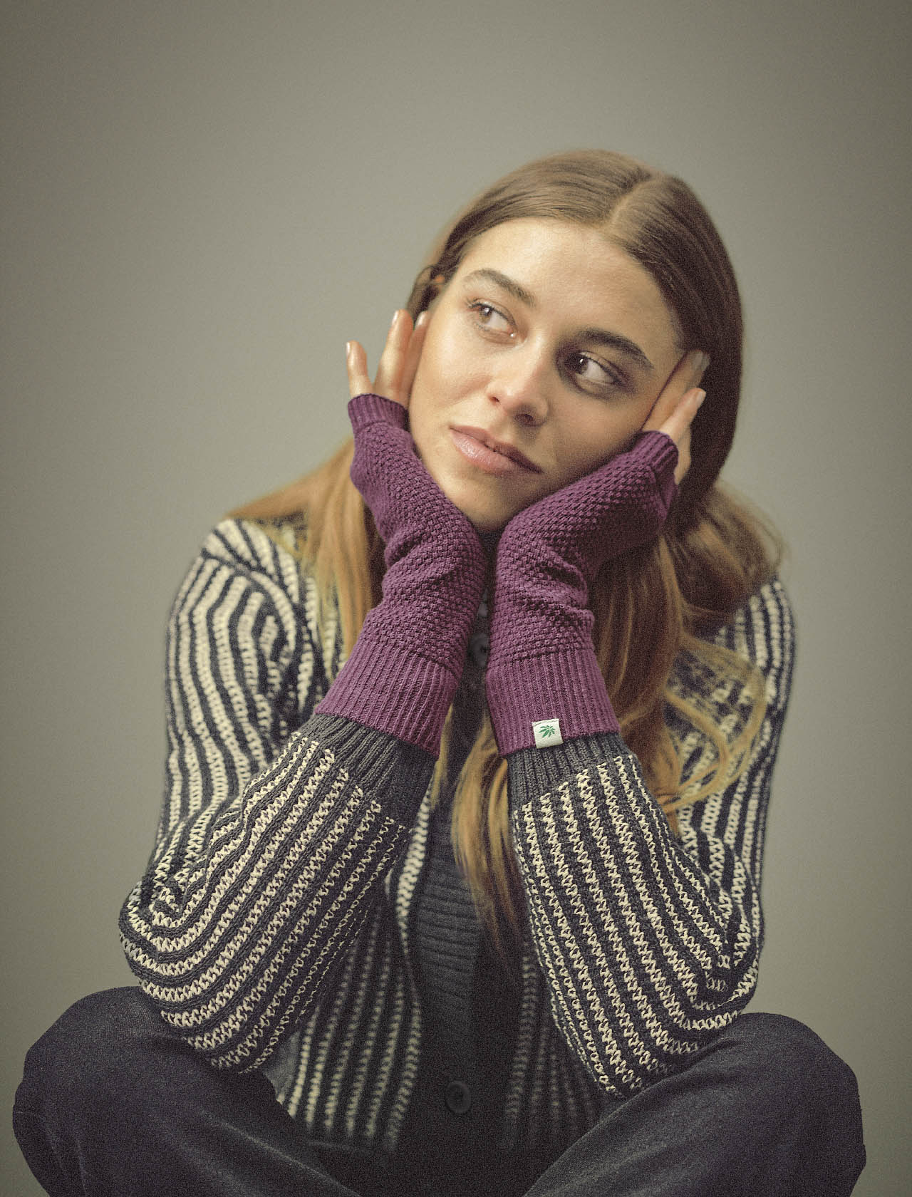 Nachhaltige Stulpen und Armstulpen günstig online kaufen Nachhaltige Stulpen und Armstulpen - eine Frau trägt lila Armstulpen
