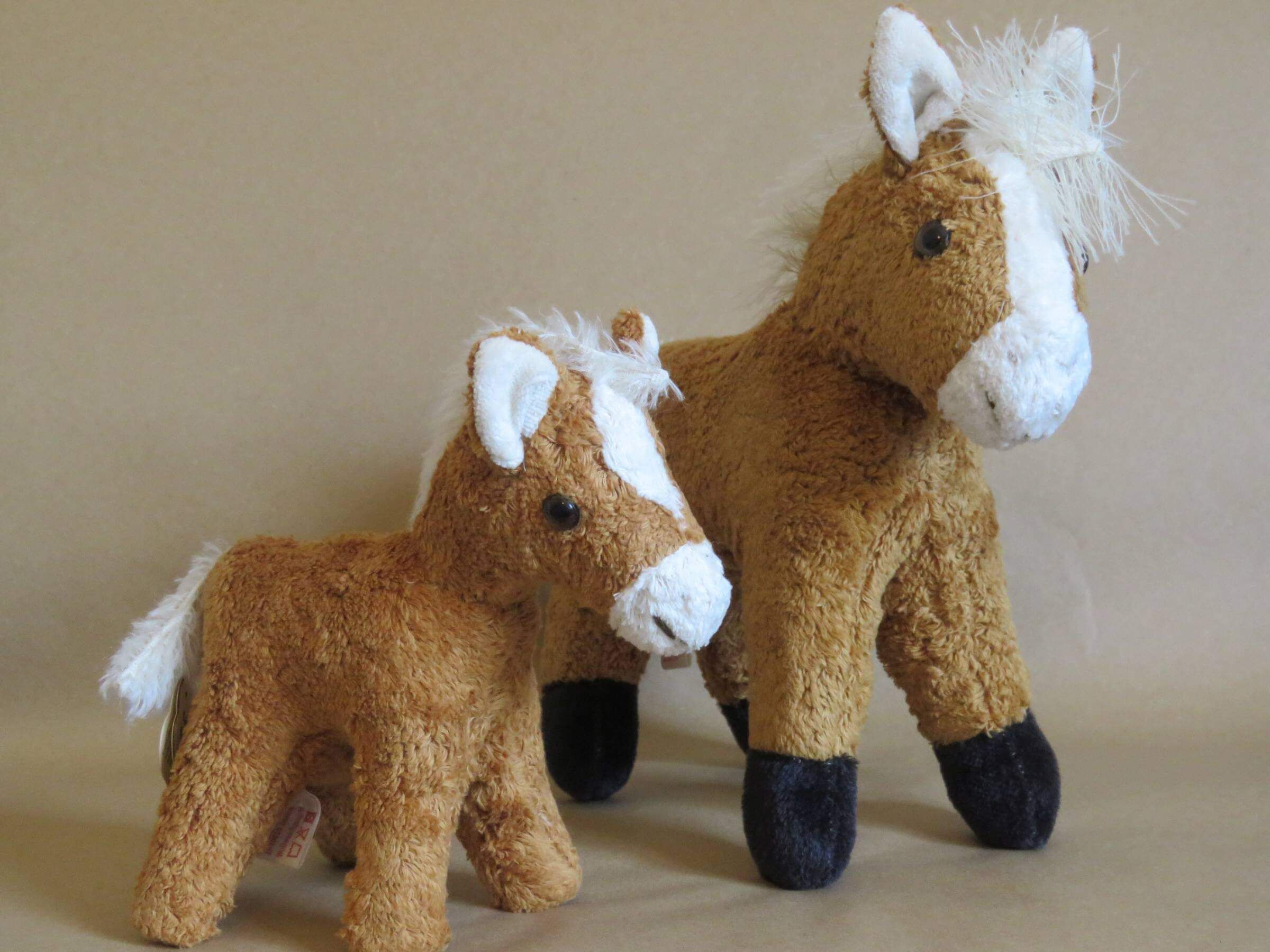 Kuscheltier Pferd aus Bio Baumwolle, nachhaltig hergestellt - Bild mit Fohlen Auf dem Bild sind zwei Kuscheltier Pferde aus Bio Baumwolle zu sehen.