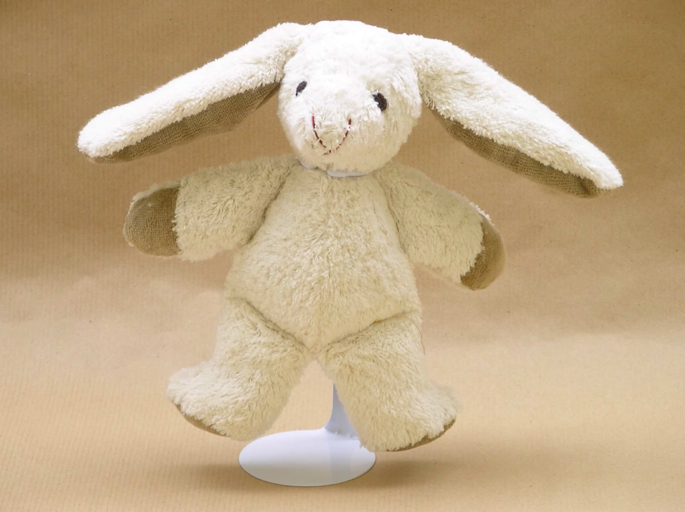 Weisser Kallisto Bio Schmusehase mit gestickten Augen Weisser Kallisto Bio Schmusehase mit gestickten Augen